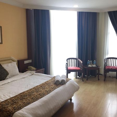 Regal Court Hotel Кучінг Екстер'єр фото