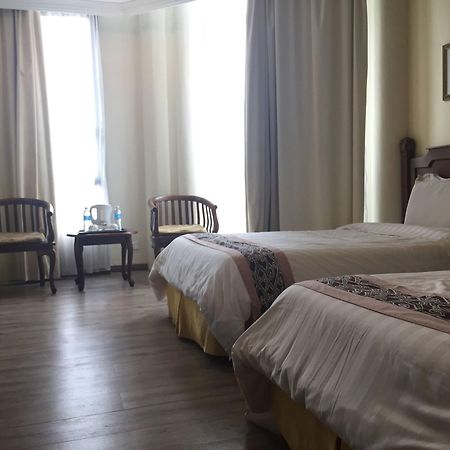 Regal Court Hotel Кучінг Екстер'єр фото