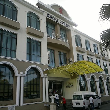 Regal Court Hotel Кучінг Екстер'єр фото