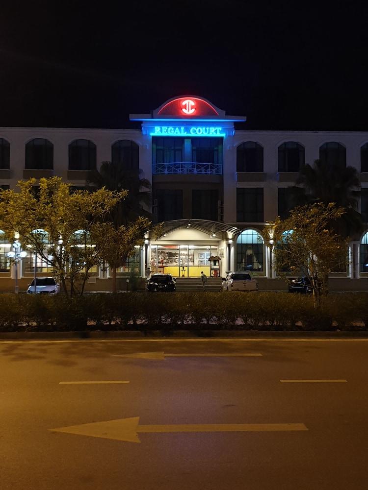 Regal Court Hotel Кучінг Екстер'єр фото