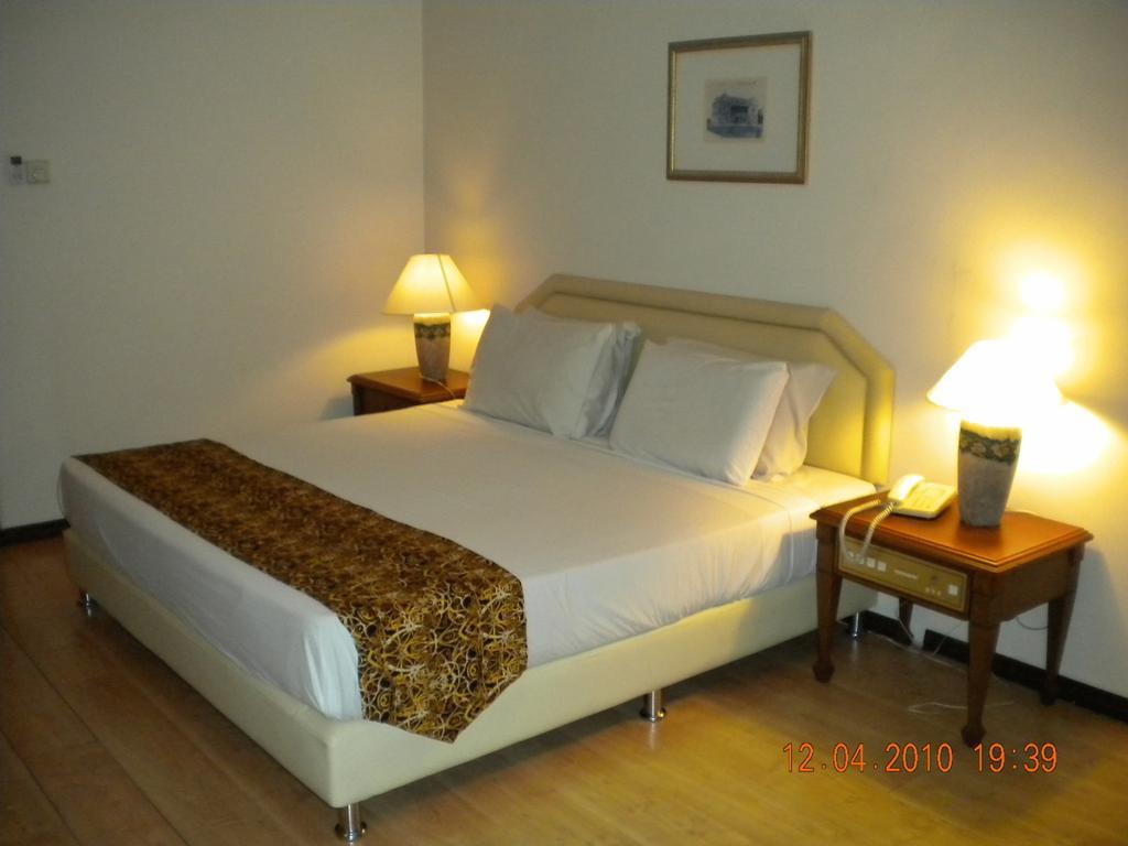 Regal Court Hotel Кучінг Номер фото