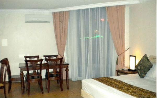 Regal Court Hotel Кучінг Номер фото