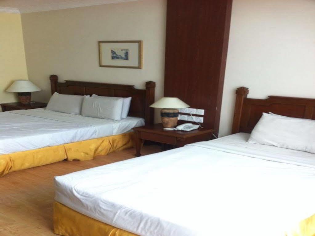 Regal Court Hotel Кучінг Екстер'єр фото
