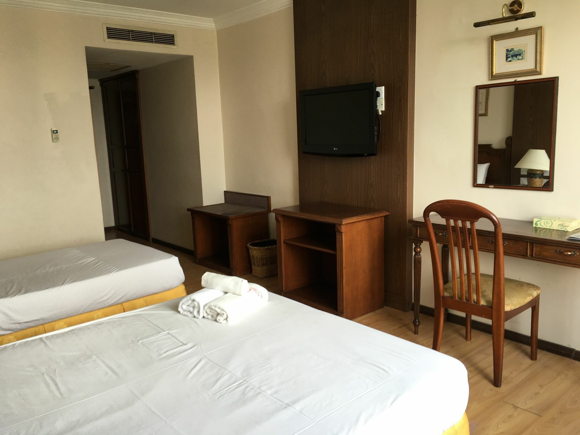 Regal Court Hotel Кучінг Екстер'єр фото