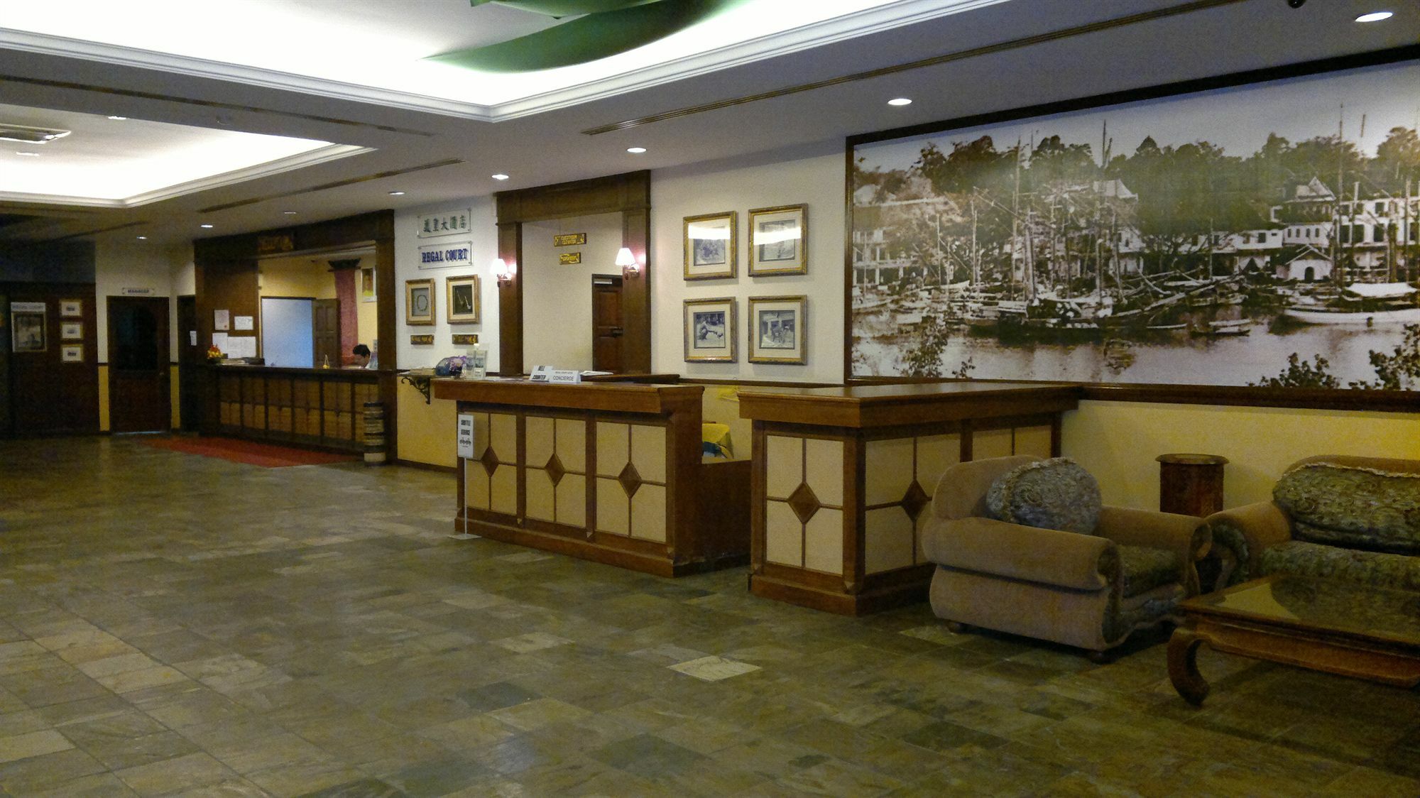 Regal Court Hotel Кучінг Екстер'єр фото