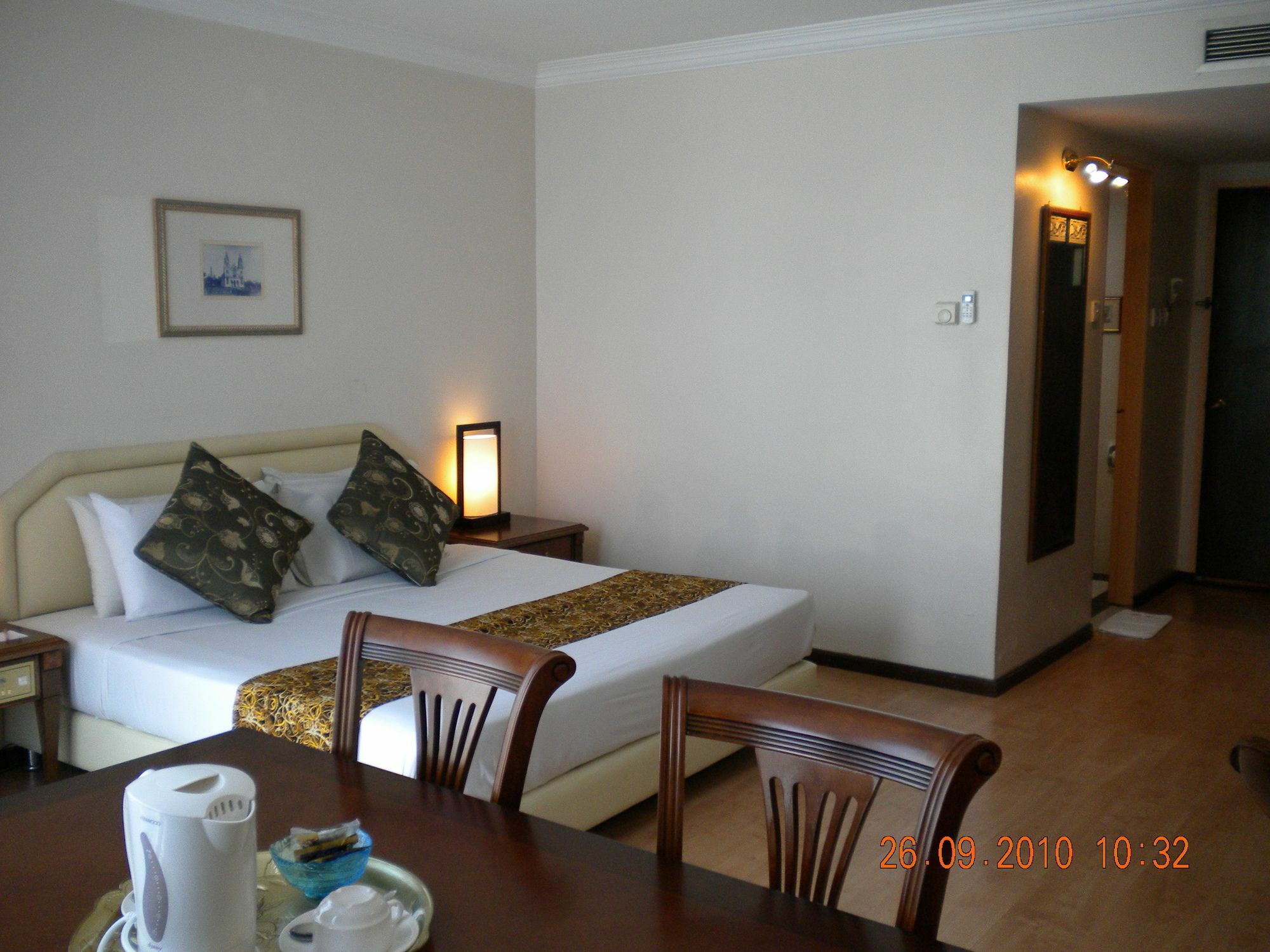 Regal Court Hotel Кучінг Екстер'єр фото